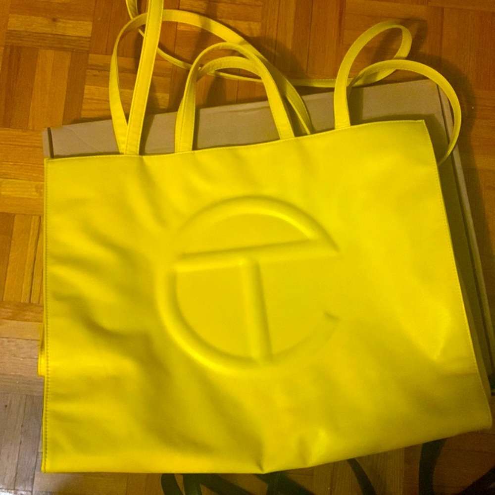 Large Telfar bag in Yellow